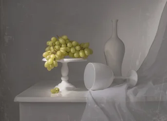 Elegantní zátiší s bílými hrozny