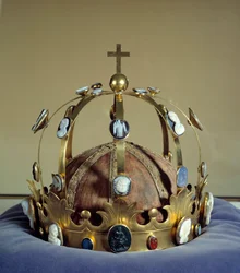 Koruna známá jako Koruna Karla Velikého, použitá při korunovaci císaře Napoleona I. (1769-1821), vytvořená Martinem Guillaumem (Martin-Guillaume) Biennaisem (1764-1843), ze zlata a zdobená kamejemi