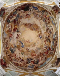 Pohled na fresky Martina Knollera (1725-1804) zdobící kupoli benediktinského opatství Ulrich a Afra. Neresheim, Německo. Uprostřed znázornění Nejsvětější Trojice: Ježíš Kristus, Bůh a holubice Ducha svatého