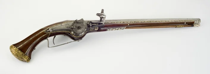 Jedna z páru pistolí s pouzdrem na kolo, cca 1650 (ocel, hadí dřevo, kost nebo rohovina, zlacená mosaz a železo)
