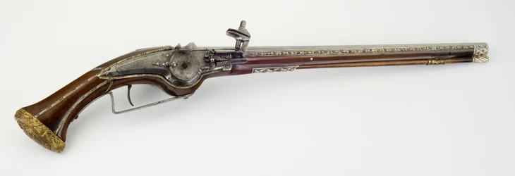 Jedna z páru pistolí s pouzdrem na kolo, cca 1650 (ocel, hadí dřevo, kost nebo rohovina, zlacená mosaz a železo)
