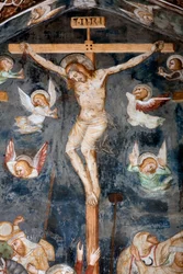 Detail ukřižování představující Krista s nápisem INRI