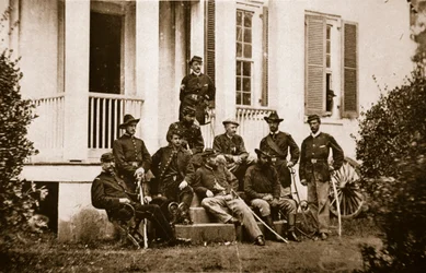 164th New York Volunteers v ústředí generála McMahona, 1861-65 (sépiová fotografie)