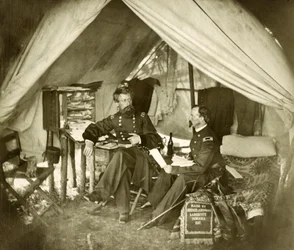 Generál Jefferson C. Davis & důstojník sedící ve stanu, hospoda.1861 (foto)