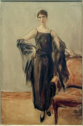 Genia Levine, stojící