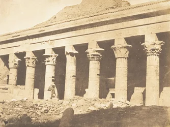 Boční kolonáda nádvoří chrámu Isis, ve Philae, duben 1850.
