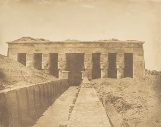 Fasáda chrámu Athor v Dendera Tentyris, 1849-50.