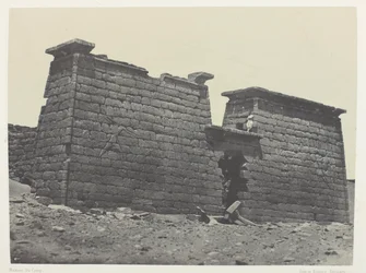 Hémi-Spéos De Séboua, Pylons; Nubia, deska 98 z alba "Egypte, Nubie, Palestine et Syrie" (1852)