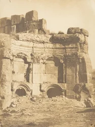 Hemicycle of the Temple Enclosure, v Baâlbek, 15. září 1850.