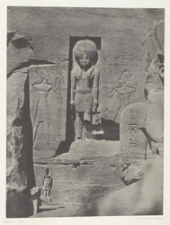 Ibsamboul, Sochy z vchodu do Spéosu ve Phrè, Núbie, deska 105 z alba "Egypte, Nubie, Palestine et Syrie" (1852).