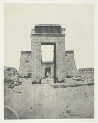 Karnak, Propylon z chrámu Khons, Théby, 184951, vytištěno 1852.