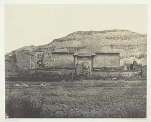 Medinet-Habou, Celkový pohled na Rines, Théby, 184951, vytištěno 1852.