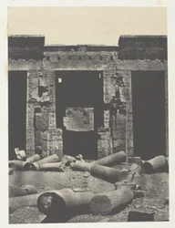 Medinet-Habou, východní část peristylu paláce Ramses-Méiamoun; Thebes
