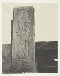 Palác Karnak, sloup před žulovou svatyní, Théby, 184951, vytištěno 1852.