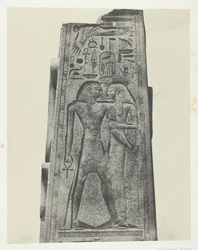 Palác Karnak, sloup před žulovou svatyní, Théby, 184951, vytištěno 1852.