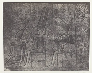 Palác Karnak, vnější sochy žulové svatyně; Thebes