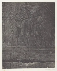 Palác Karnak, vnější sochy žulové svatyně; Thebes