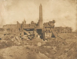 Ruiny paláce Karnak - pohled z konce svatyně, 1849-50.