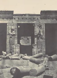 Thebes. Medinet-Habou. Východní část peristylu paláce Ramses-Méiamoun, 1850.