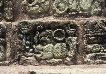 Glyf města Copan na hieroglyfickém schodišti, pozdní klasické období (600-900) c.760 našeho letopočtu