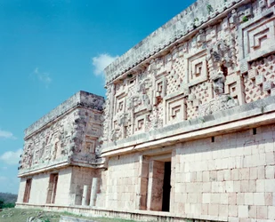 Předkolumbovská civilizace: pohled na místo starověkého mayského hlavního města Uxmal, styl Puuc. Severní Yucatán 600-900 našeho letopočtu: pyramida věštce. Mexiko