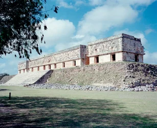 Předkolumbovská civilizace: pohled na místo starověkého hlavního města Mayů Uxmal, styl Puuc. Severní Yucatán 600-900 našeho letopočtu: pyramida věštce. Mexiko