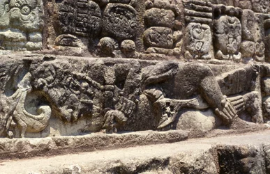 Vězeň schodů hieroglyfického schodiště, Copan, pozdní klasické období (600-900) kolem roku 760 našeho letopočtu