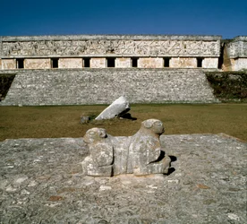 Pohled na místodržitelský palác, oltář dvou jaguárů, 9.-10.
