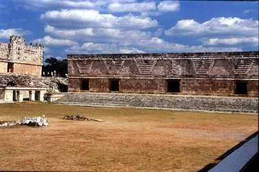 East Building of the Nunnery Quadrangle, Late Classic Maya, cca 700-900 AD (foto)
