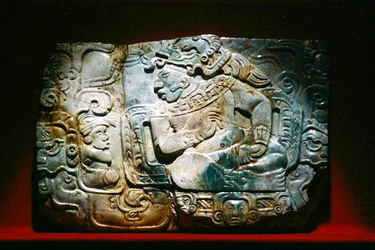 Pektorál krále a dvořana, z Nebaje, Guatemala, klasické období (nefrit)
