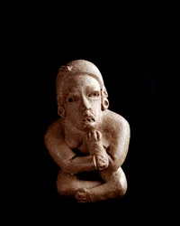 Předkolumbovské umění, mayská civilizace, předklasické období: hliněná soška sedící ženy se zkříženýma rukama a nohama. Ze San Agustín Acasaguastlán, El Progreso, Guatemala. Výška 10,7 cm. Ciudad de Guatemala, Museo Nacional de Arqueología y Etnología