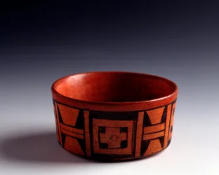 Předkolumbovské umění, mayská civilizace, klasické období: dvoubarevná hliněná mísa zdobená geometrickými motivy. Z Tikalu, Quiché, Guatemala. Rozměry: výška 5,7 x průměr 11,5 cm. Guatemala, Národní muzeum archeologie a etnologie