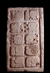 Předkolumbovské umění, mayská civilizace, klasické období: fragment schodiště s glyfy v nízkém reliéfu. Rozměry 35,5 x 61 cm. Guatemala, Národní muzeum archeologie a etnologie