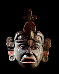 Předkolumbovské umění, mayská civilizace, klasické období: pohřební maska z jadeitu a mušlí. Z Tikalu, Petén, Guatemala. Rozměry: 34,5 x šířka 25,9 cm. Guatemala, Národní muzeum archeologie a etnologie