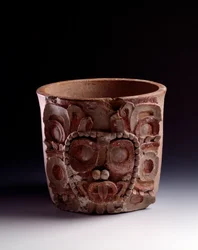 Předkolumbovské umění, mayská civilizace, klasické období: váza zdobená vyobrazením slunečního boha. Z Peténu, Guatemala. Výška 22 x šířka 25,4 cm. Guatemala, Museo Nacional de Arqueología y Etnología