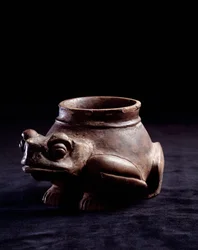 Předkolumbovské umění, mayská civilizace, závěrečné klasické období: zoomorfní hliněná váza ve tvaru žáby (nebo želvy). Z La Lagunity, Quiché, Guatemala. Výška 11 x průměr 8,5 cm. Guatemala, Národní muzeum archeologie a etnologie