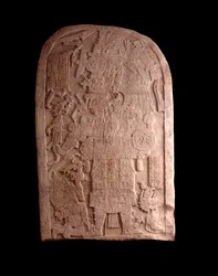 Předkolumbovské umění, mayská civilizace, pozdně klasické období: kamenná stéla z Machaquilá, Petén, Guatemala. Guatemala, Národní muzeum archeologie a etnologie