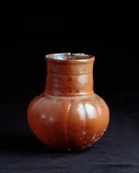 Předkolumbovské umění, mayská civilizace, poklasické období: hliněný džbán. Z Los Cerritos, Chicaj, Quiché, Guatemala. Výška 17,5 x průměr 9 cm. Guatemala, Museo Nacional de Arqueología y Etnología