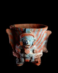 Předkolumbovské umění, mayská civilizace, poklasické období: trojnohá hliněná kadidelnice zdobená hlavou. Z Nebaje, Quiché, Guatemala. Rozměry: v. 25 x š. 23,8 cm. Guatemala, Národní muzeum archeologie a etnologie