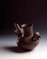 Předkolumbovské umění, mayská civilizace, poklasické období: zoomorfní nádoba představující ptáka. Z Asunción Mita, Jutiapa, Guatemala. Rozměry: v. 15,5 x prům. 7,6 cm. Guatemala, Národní muzeum archeologie a etnologie