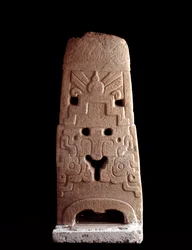Předkolumbovské umění, mayská civilizace, předklasické období: kamenná stéla zdobená stylizovanou maskou božstva. 600-1100 n. l., ze Sacatepéquezu, Guatemala. Výška 103 cm. Ciudad de Guatemala, Museo Nacional de Arqueología y Etnología