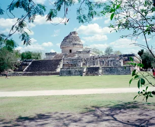 Předkolumbovská civilizace: pohled na lokalitu Chichen Itza v oblasti Yucatan. Mayská civilizace, klasické období a mayská renesance, 750-1200 našeho letopočtu. Mexiko