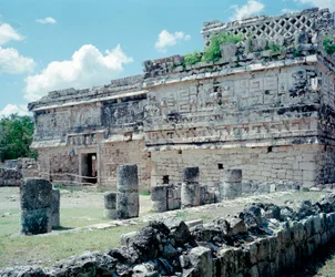 Předkolumbovská civilizace: pohled na lokalitu Chichen Itza v oblasti Yucatan. Mayská civilizace, klasické období a mayská renesance, 750-1200 našeho letopočtu. Mexiko