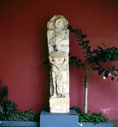 Stela 15 z Piedras Negras, Peten, Guatemala, pozdní klasické období (781 nl) (kámen)