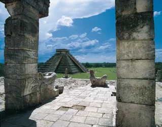 Chrám válečníků a pyramida Kukulkána (nebo Hrad) v Chichén Itzá (Yucatán, Mexiko). Předkolumbovská architektura, mayské postklasické umění (12. století).