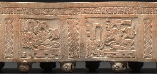 Trojnožkový válec, vyřezávaný: s glyfickým textem, 650-900 n. l. (keramika)