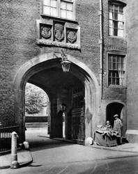 Tudorovská brána vedoucí do Lincolns Inn z Chancery Lane, 1926-1927.