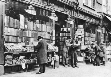 Knihkupectví v Charing Cross Road, Londýn, 1926-1927.