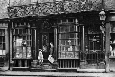 Průčelí obchodu, Artillery Lane, mimo Bishopsgate, Londýn, 1926-1927.