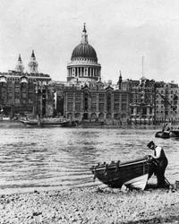 Vodník z Temže a jeho loď na pláži v Bankside, Londýn, 1926-1927